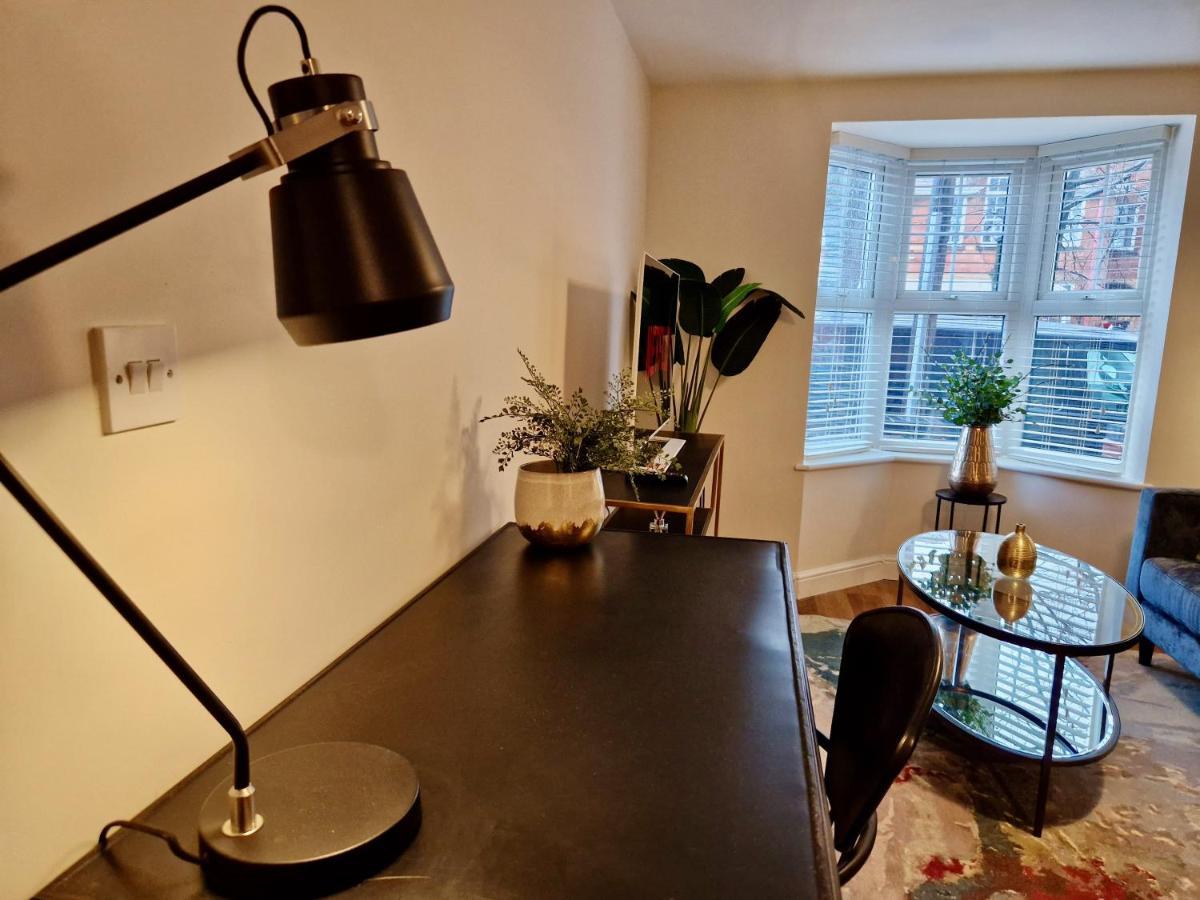 Stylish Luxury Serviced Apartment Next To City Centre With Free Parking - Contractors & Relocators Ковентри Экстерьер фото
